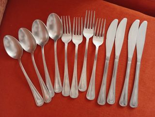 Cubertería de metal plateada