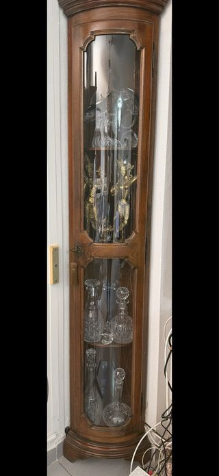 Armario esquinero de madera y cristal