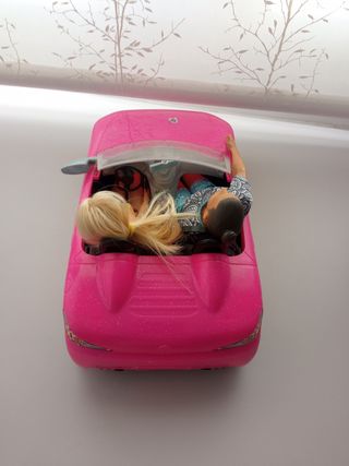 Coche rosa Barbie con Ken y Barbie