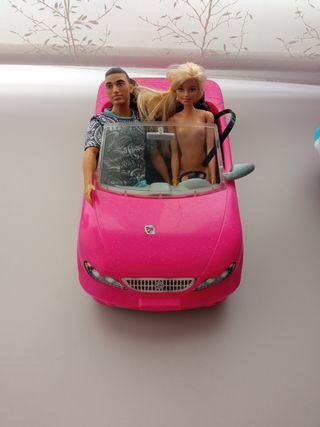 Coche rosa Barbie con Ken y Barbie