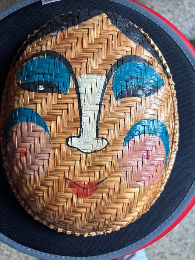 Máscara decorativa tejida asiática