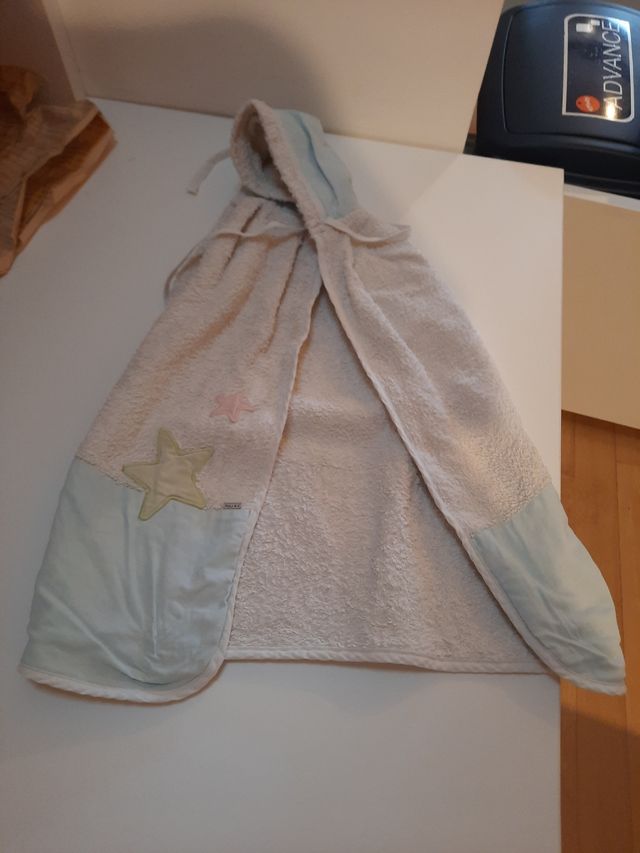 Capa de toalla para bebé con capucha