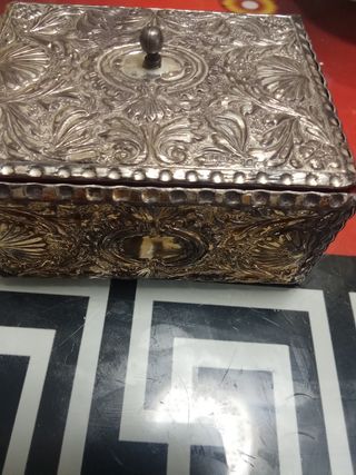 Antigua caja de bronce decorada