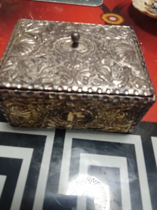 Antigua caja de bronce decorada