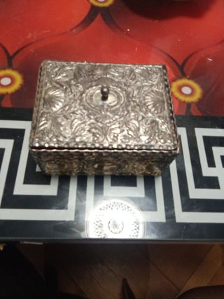 Antigua caja de bronce decorada