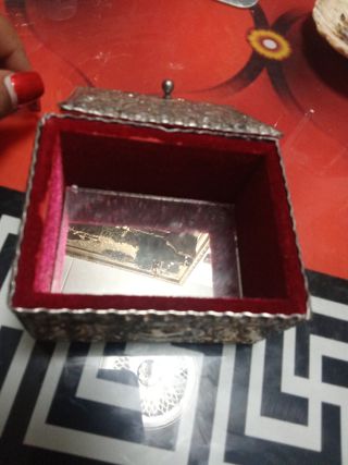 Antigua caja de bronce decorada
