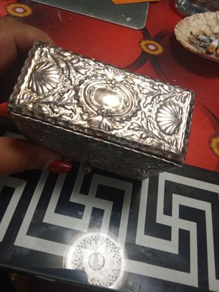 Antigua caja de bronce decorada