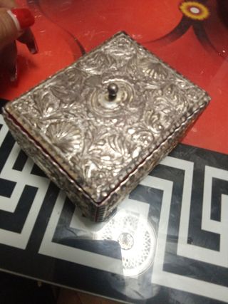Antigua caja de bronce decorada