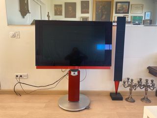 Televisor Bang & Olufsen Rojo y Negro