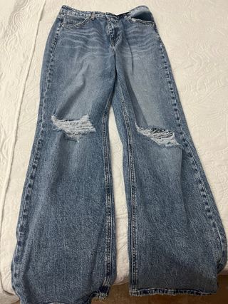 Pantalón vaquero ancho desgarrado