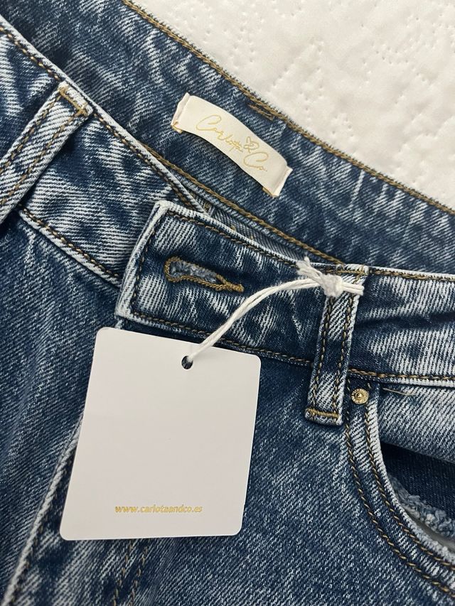 Pantalón vaquero ancho desgarrado