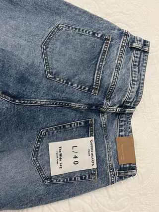 Pantalón vaquero ancho desgarrado