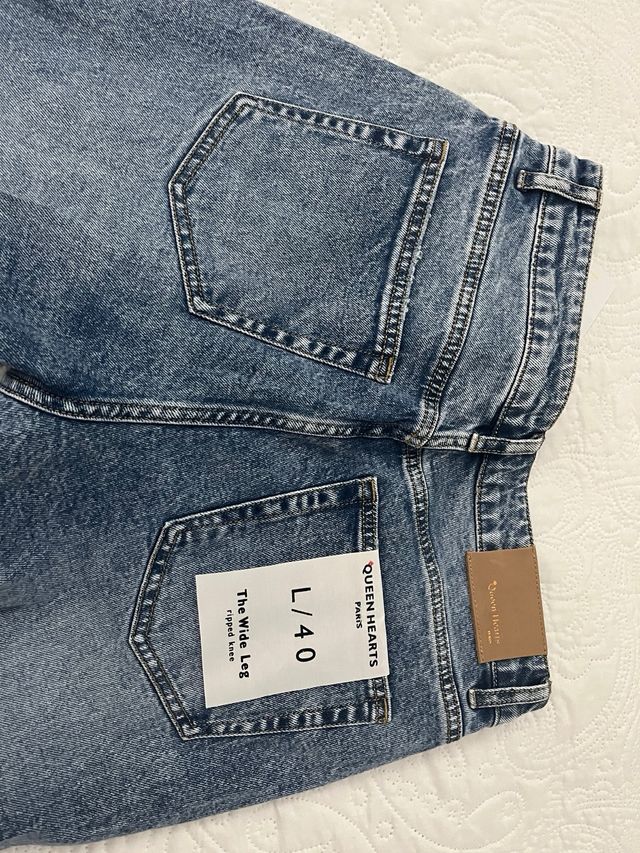 Pantalón vaquero ancho desgarrado