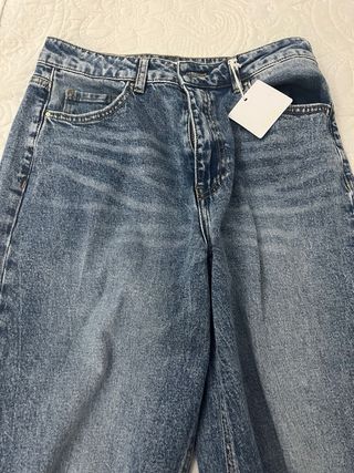 Pantalón vaquero ancho desgarrado