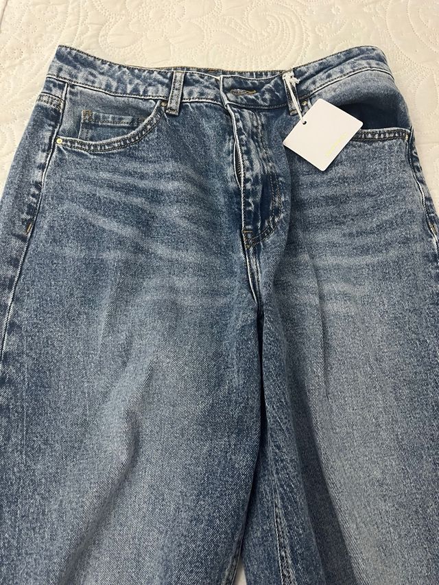 Pantalón vaquero ancho desgarrado