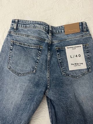 Pantalón vaquero ancho desgarrado