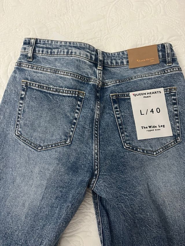 Pantalón vaquero ancho desgarrado