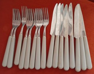 Cubertería de metal y plástico