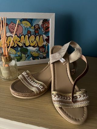 Sandalias de verano mujer beige y oro