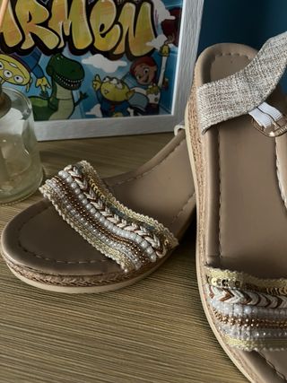 Sandalias de verano mujer beige y oro