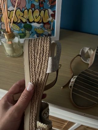 Sandalias de verano mujer beige y oro