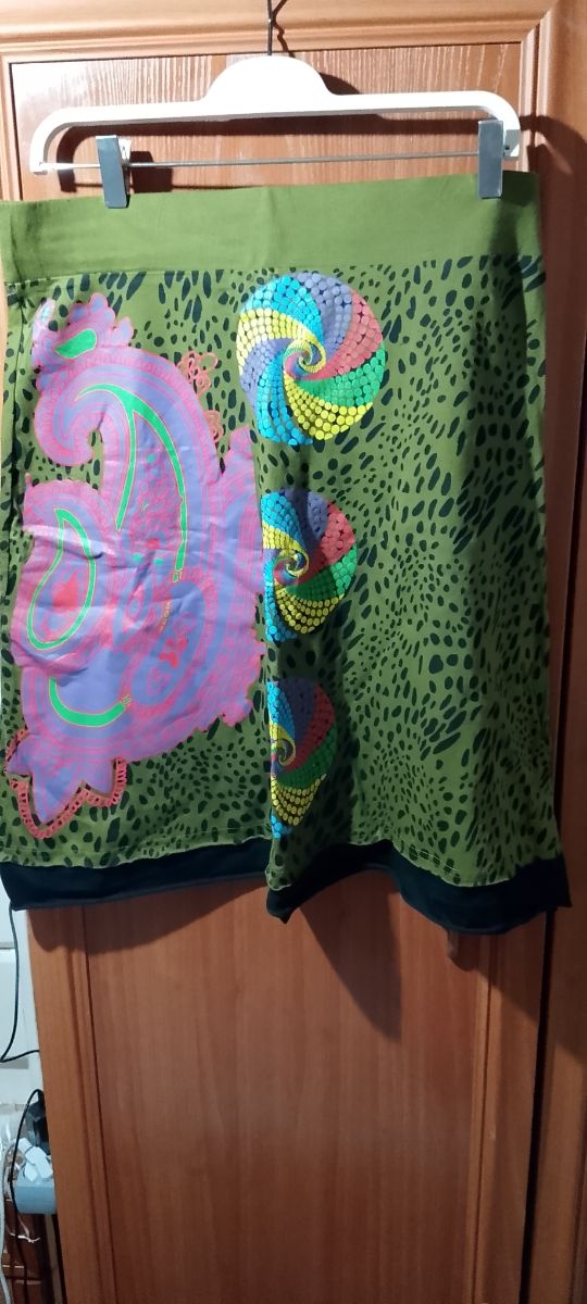 Falda verde acampanada con estampado