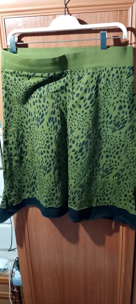 Falda verde acampanada con estampado