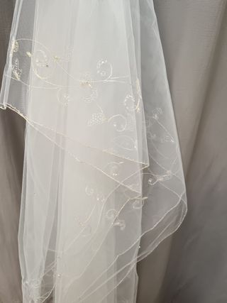 Velo de novia con detalles dorados
