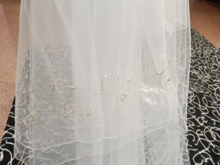 Velo de novia con detalles dorados