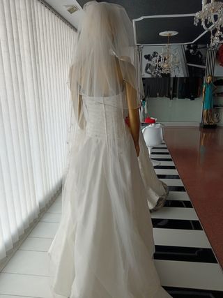 Velo de novia con detalles dorados