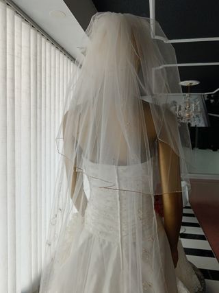 Velo de novia con detalles dorados