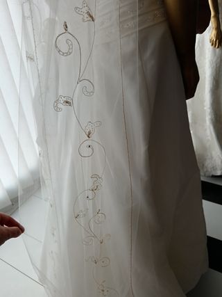 Velo de novia con detalles dorados