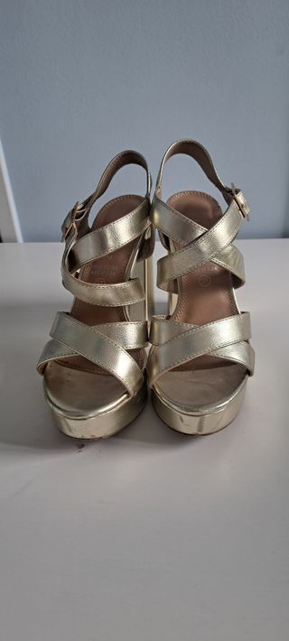 Sandalias doradas tacón plataforma talla 37