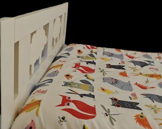 Cama infantil Kritter blanca y ropa de cama. 