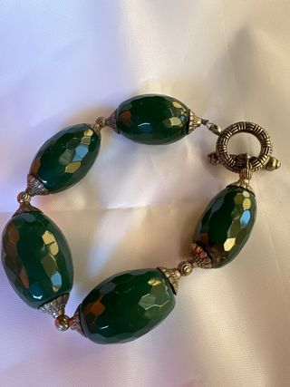 Bracciale con pietre verdi sfaccettate