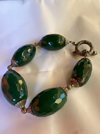 Bracciale con pietre verdi sfaccettate