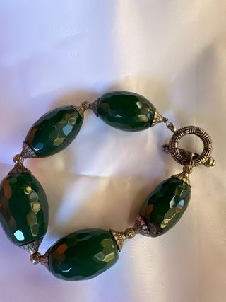 Bracciale con pietre verdi sfaccettate