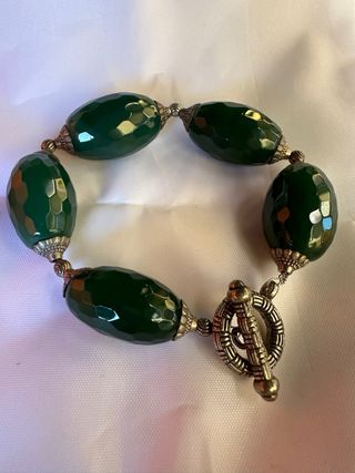 Bracciale con pietre verdi sfaccettate
