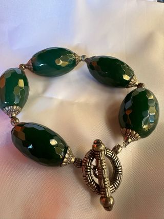 Bracciale con pietre verdi sfaccettate