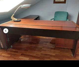 URGE DESPACHO, mesa y libreria vitrina-archivador