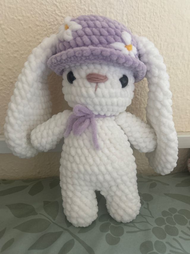 Conejito Amigurumi Blanco con Gorro Morado
