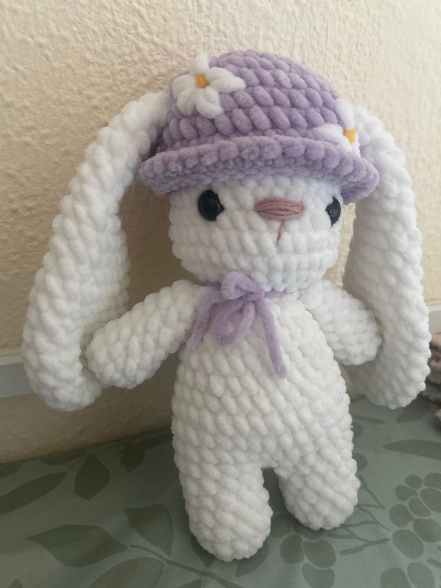 Conejito Amigurumi Blanco con Gorro Morado