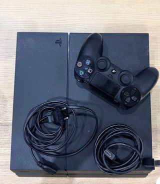 PS4 (PlayStation 4) Negra + Mando y Cables