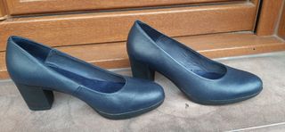 Zapatos de tacón azul marino