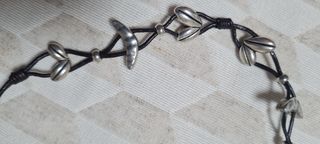 Collar corto cuero marrón y piezas plateadas