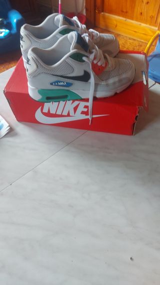 Nike Air Max Taglia 37,5.
Ottime condizioni