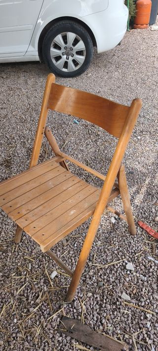 Dos sillas de madera plegables