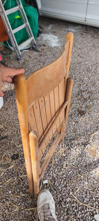 Dos sillas de madera plegables