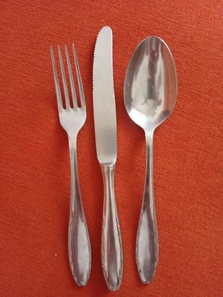 Cubertería de metal plateada