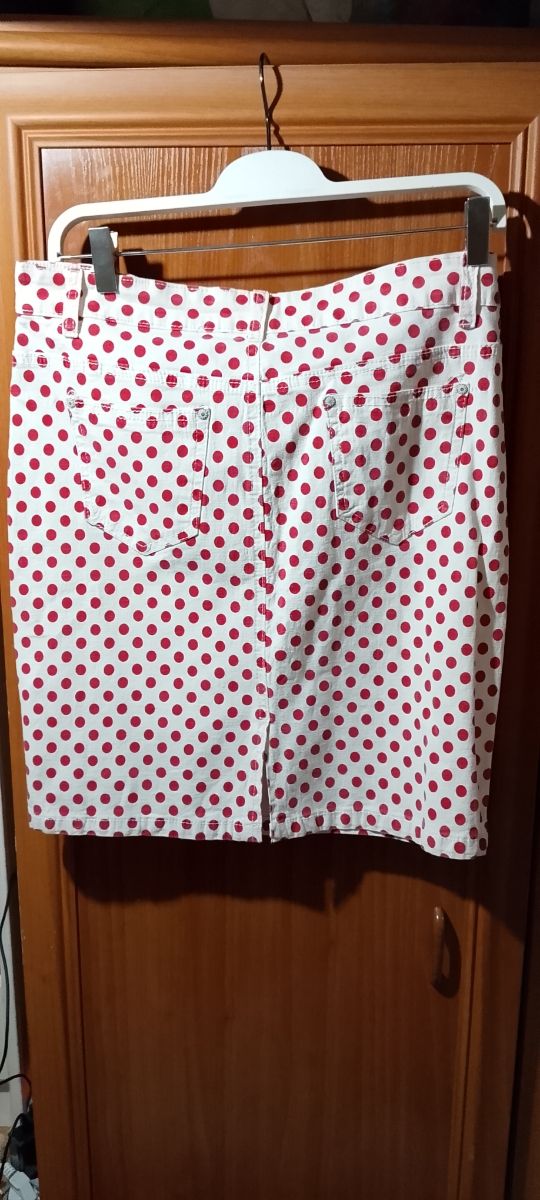 Falda de lunares rojos y blancos con abertura